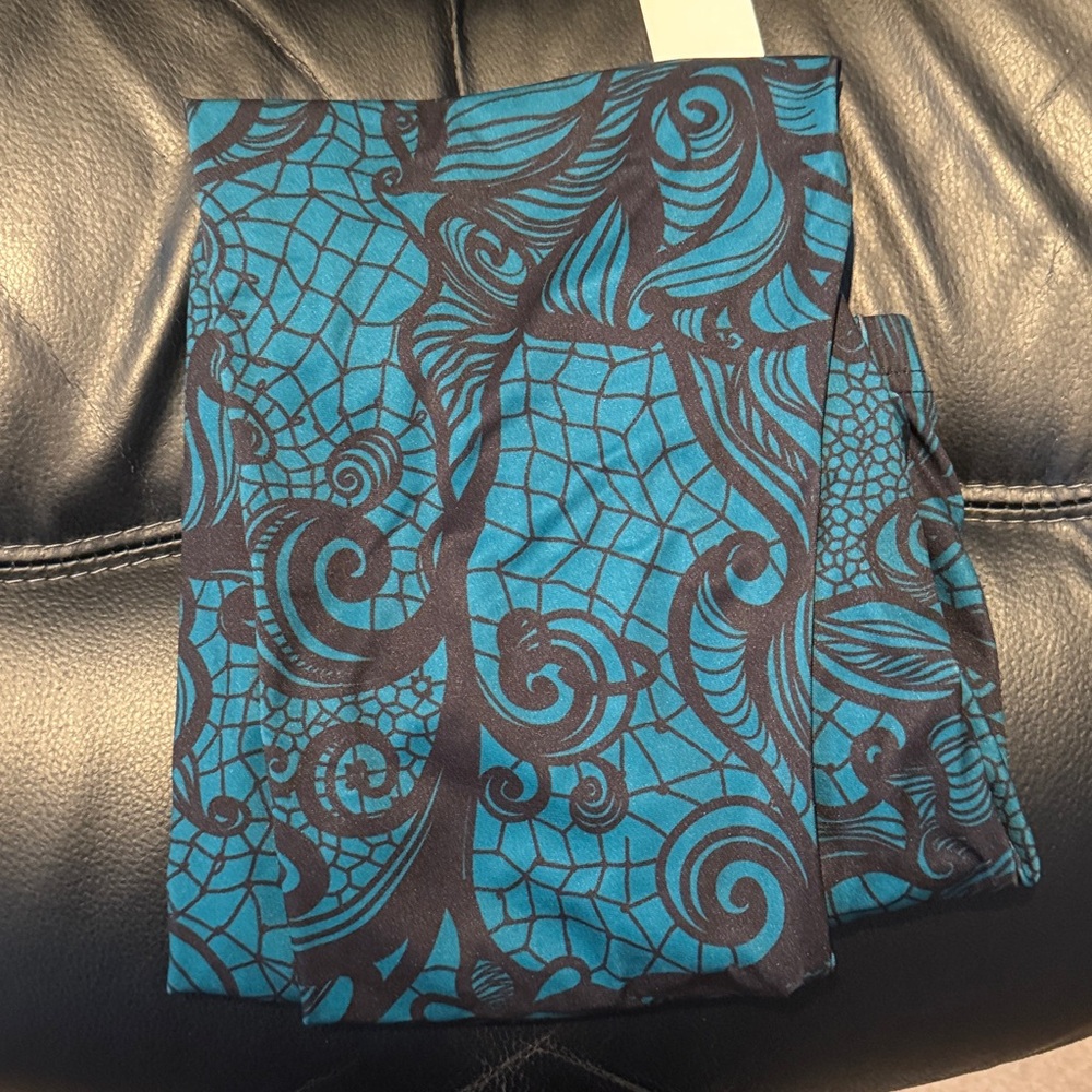 Green/black design leggings NWT Size L/XL
